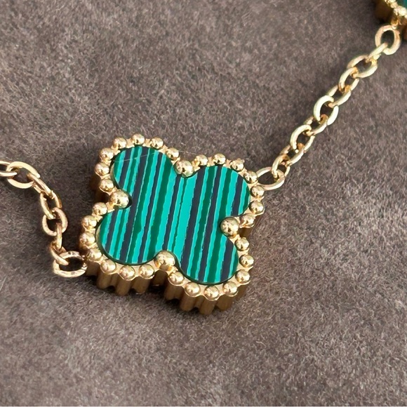 Green 5 Clover Bracelet - Picture 2 of 6